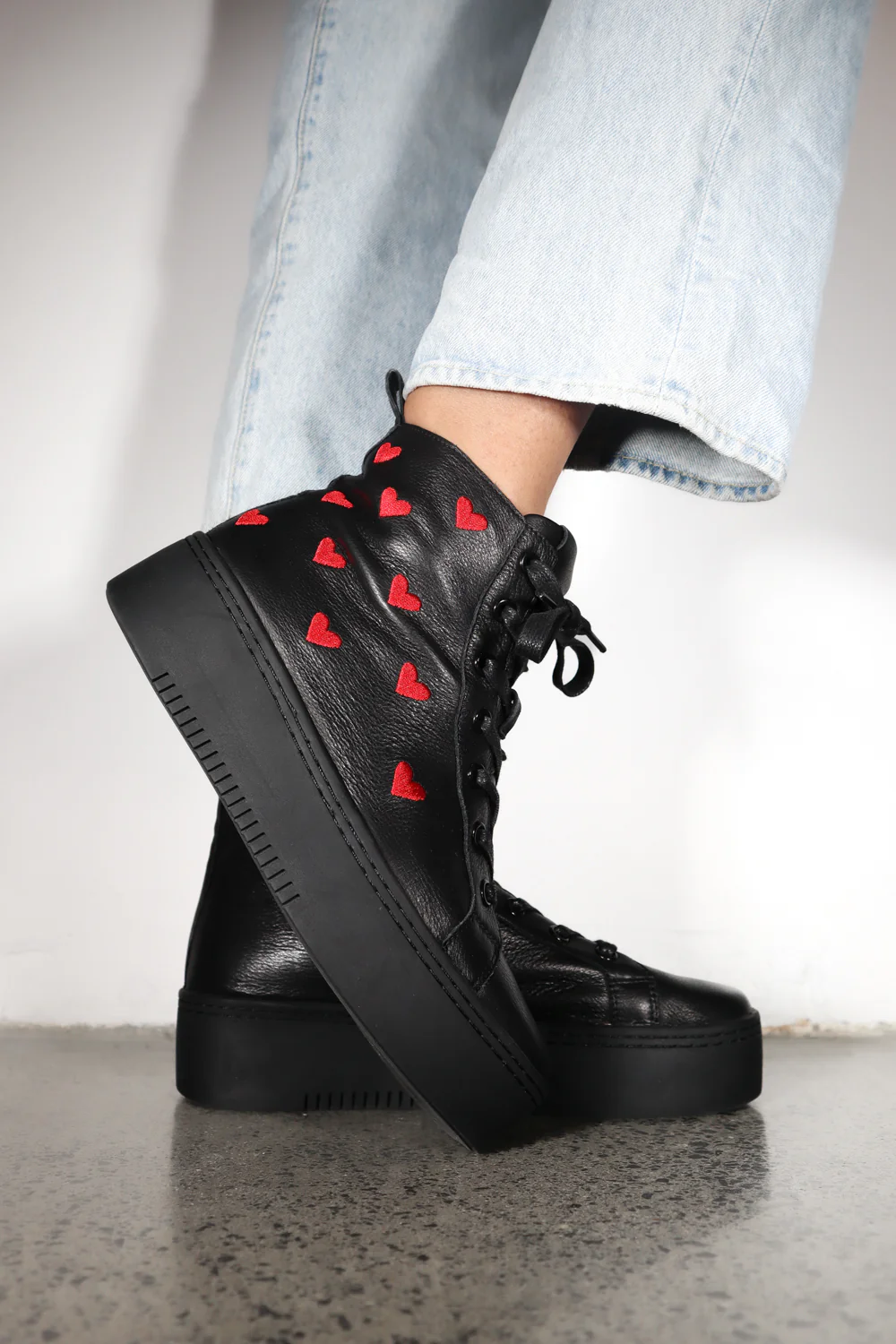 Queen of Hearts - Last Pairs - Image 4